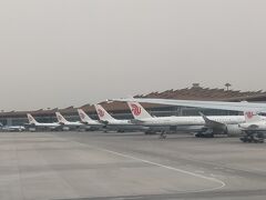 久しぶりに北京の空港に来たけど空港はメッチャ巨大なのに止まっている飛行機は少なく滅茶苦茶空いています。
それなのに北京には最近もう1つ大きな空港が開港したんですよね。中国も人口は減り始めているのにだ。でも飛行機での移動は増えると予想しているのか。政治家が箱モノを作りたくて作っているのか。