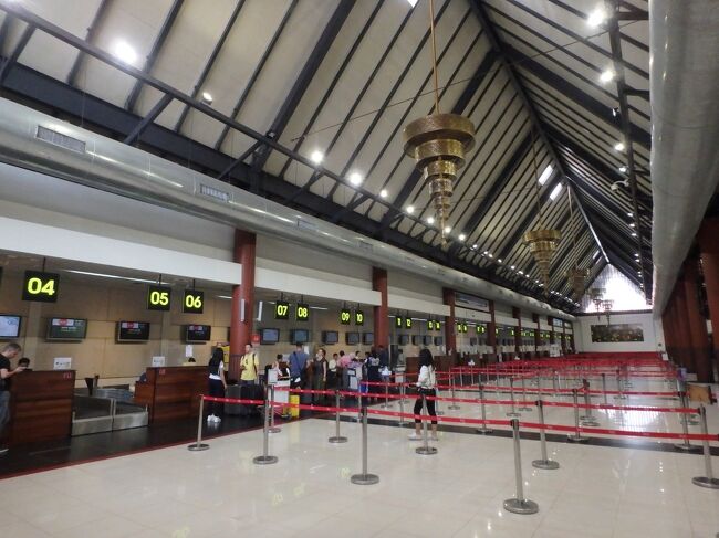 駐車場で撮影していたら身体が熱くなってきたので、ターミナル内に入ってまずはチェックイン。天井が三角で面白いデザインだな。