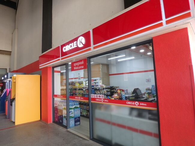 チェックインを済ませた後、再び外に出てターミナル前を歩き国際線から国内線へ。その端にあるコンビニエンスストア・サークルＫでビールを購入。暑いから....と言い訳しつつ。