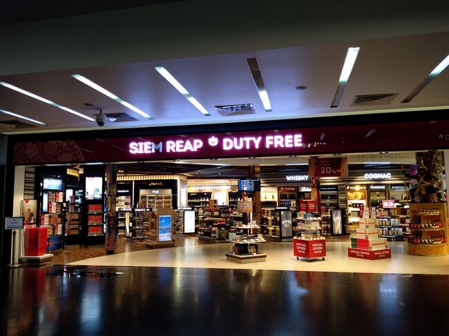 無事に出国を済ませて制限エリアへ。目の前で出迎えてくれたのは免税店だ。