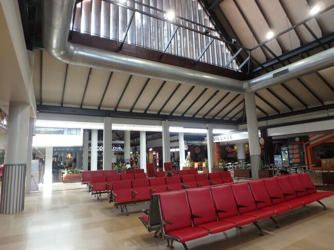 奥に進むと待合用のベンチがあるスペースに。それほど発着の便は無いので閑散としている。