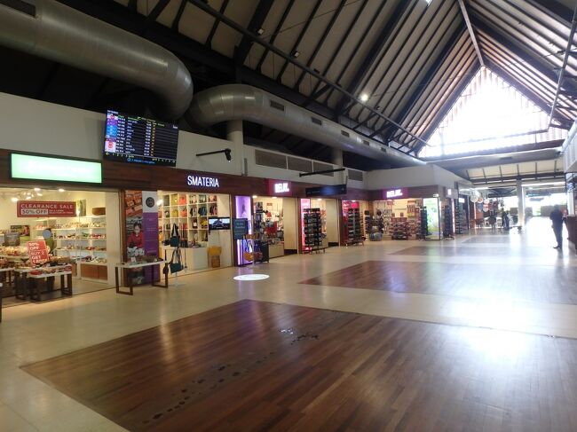 出発カウンターのあるエリアもそうだったが、こちらも天井が三角になっている。アンコールワットの遺跡をイメージしているのかな？。そして開店休業のような感じの売店がずらりと。