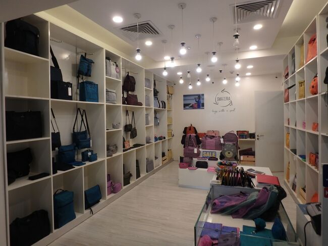 売店の中でこちらはかばん屋なのかな？。