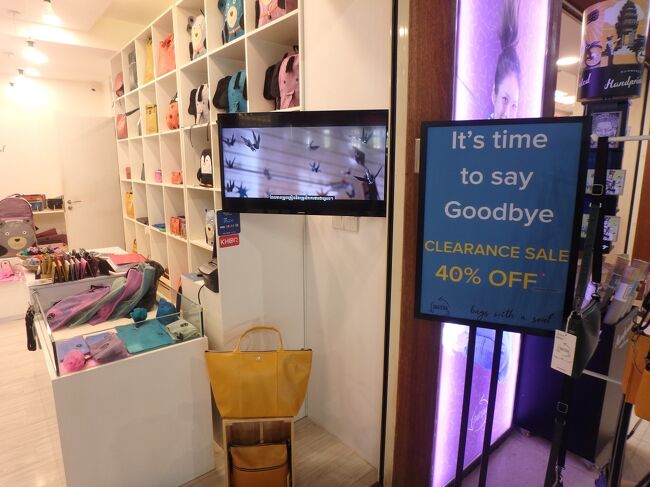 入口には閉店セールで40%offにする看板が掲示されていた。