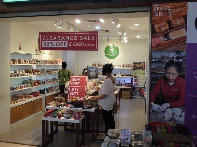 お隣もクリアランスセールで半額処分！。