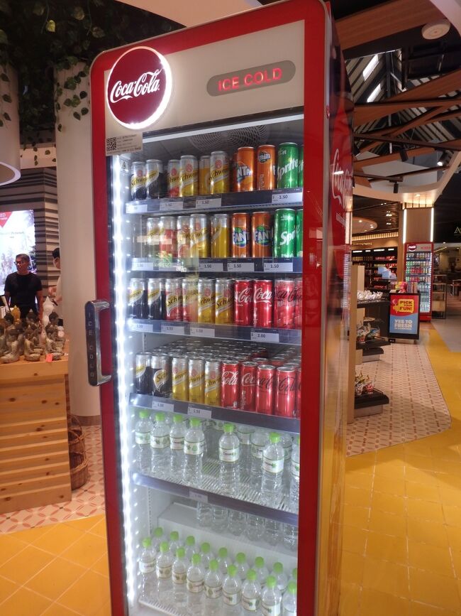 売店の冷ケースを発見。ビールは....無いみたい。飲み物は1.5$かぁ....コーラは2$、こういう場所だからなんだろうけど、まあ許容範囲の価格かな？。