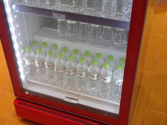 「いろはす」も売っている（違。価格は1.5$。<br /><br />カンボジアは現地通貨のリエルのほか、米ドルも利用できる。昨夕利用したセブンイレブンではドル払いしてリエルがお釣りで返ってきたりと難易度高くなることも。でもドルが利用できるのはありがたいような気がする。