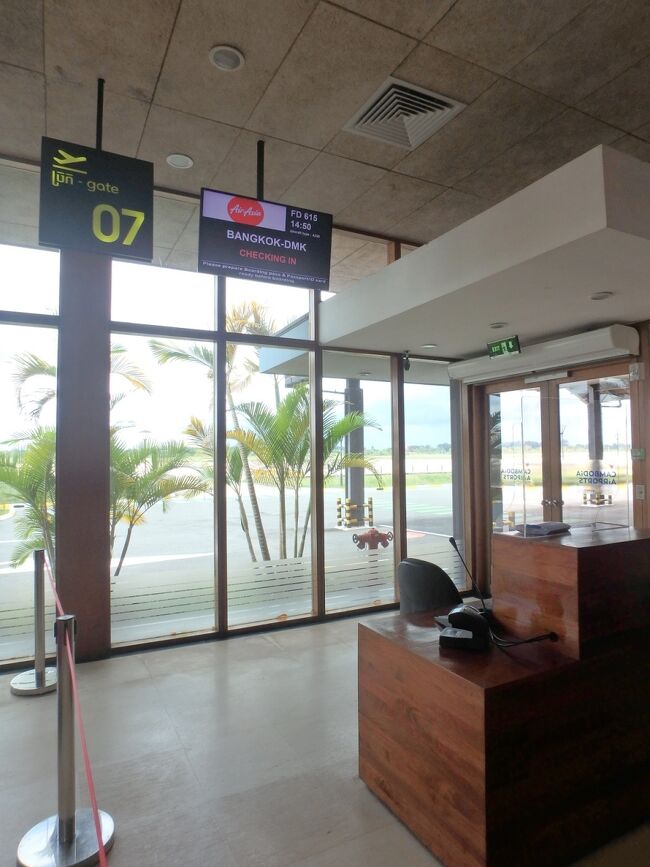 ゲートにはこれから搭乗するタイ エアアジアの案内は出ていたものの、搭乗時刻まで時間があるので係員は不在。