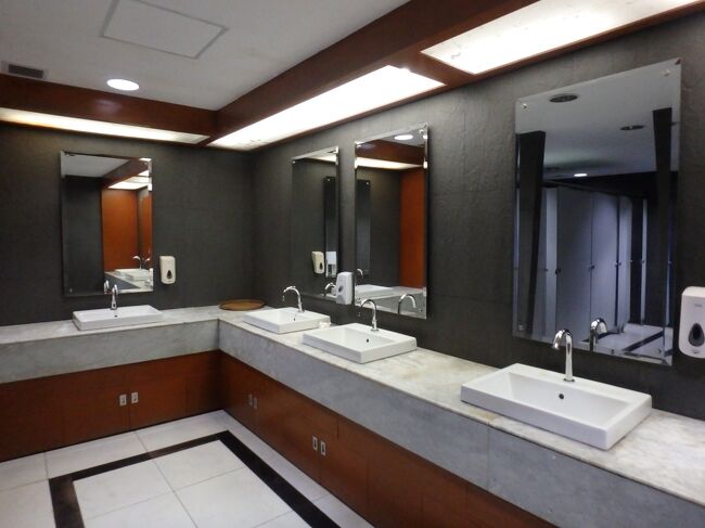 おっと、飛行機に搭乗する前にトイレに行っておこう。<br /><br />さすが国際空港だけあって非常にきれいだ。