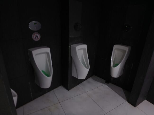 そして洗面エリアから奥へ....目に入ってきた違和感。<br /><br />混雑しているとき、角の２つはどうやって使用するんだろう？？。