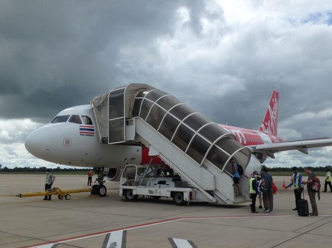 そして時間になり、いよいよ搭乗。もう２度と歩くことができなくなるシェムリアップ空港のエプロンを歩く。国際線をこのように歩いて搭乗できるなんて貴重な体験なんだろう。