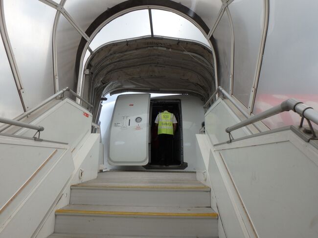 タラップを上って機内へ。