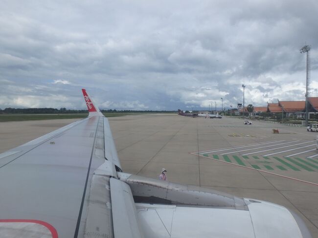 今のところ窓側の乗客が居なかったので外をパチリ。Air Asia とロゴが入ったシャークレットがカッコイイな。