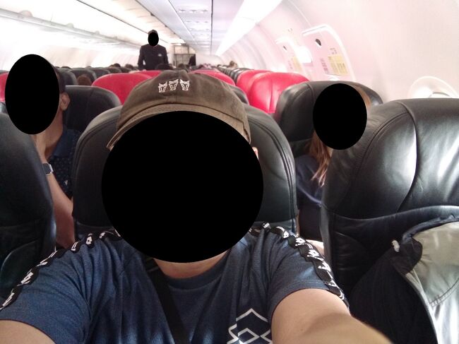 機内は比較的空いているのだが、窓側・通路側とも乗客が来てしまいサンドイッチ状態。でも１時間程度のフライトだから我慢できそうだ。