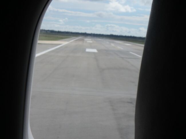 シェムリアップ空港はアンコールワット遺跡群への音響（エンジン音など）による影響を削減するために着陸は 05 、離陸は 23 で運用されていた。<br />