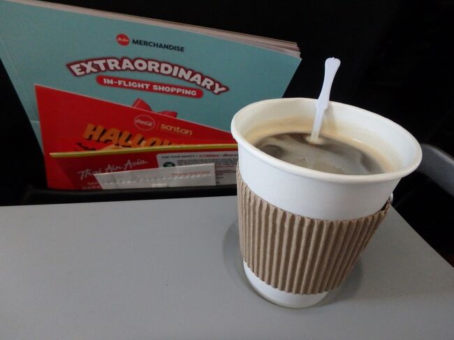 何でもない普通のインスタントコーヒーなんだけど、機内で飲むと香りが強く感じて美味しくいただける。