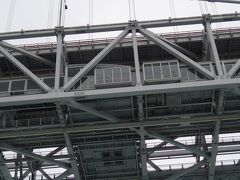 徳島県側は橋からの見学もできます。手を振ってくれています。