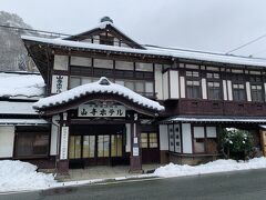 【やまがたレトロ館（旧山寺ホテル）】
2007年に閉園した老舗旅館山寺ホテル。
2012年よりやまがたレトロ館として再オープンしていて、登録有形文化財に登録されています。
思わず写真を撮りたくなってしまうくらい大正時代の雰囲気を色濃く残すレトロな建物。