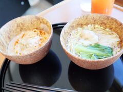 続いて、キャセイラウンジでワンタン麺と担々麺を♪
キャセイラウンジは、広々としたスペースなのに、利用者が少なく、でもフードやドリンクは豊富だし。
さくらラウンジよりも気に入っちゃったわ。最初はさくらラウンジに戻るつもりだったんだけれど、このまま、ここでゆっくりしちゃおう！！