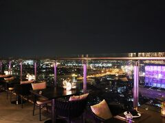 今夜は、20時からルーフトップレストランの「CIERO SKY&BAR RESTORANT」を予約しています～～♪
スクンビットロード最高の屋上ダイニング。
46階からの眺めは、やや地味ではあるけれどキラキラで、落ち着いた大人のルーフトップバーでした♪
蒸し暑くなく、風が心地よく、気候的にも最高でしたね。