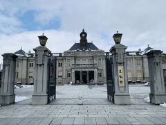 14:40 文翔館
山形市でも有名な観光スポット“文翔館”にやってきました。
国の重要文化財「山形県旧県庁舎及び県会議事堂」を修復しミュージアムとして活用している施設です。
無料で入ることができるのもうれしいスポット。