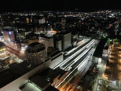 19:40 展望ロビー
早朝にも行った霞城セントラルへ夜景を見に来ました。
こちら夜の山形駅の景色。
朝は誰もいませんでしたが夜はカップルが何組かいましたね。