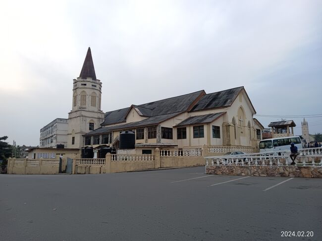 ケープ・コースト城の前には、西アフリカで最初に建てられたと言う教会があります。ケープ・コースト城に駐留するヨーロッパ人らの祈りの場所だったのでしょう。<br />ガーナは、現在国民の約70%がキリスト教徒、教会は引き続き、地元の人たちにも使われ続けているのだと思います。
