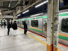 最寄駅を始発で出発。朝６時前、横浜駅です。東海道線はすでに満員、座れません。さすが首都圏です。