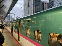 6:32 東北新幹線 はやぶさ１号に乗車。
実は、今回の旅で横浜駅と東京駅での乗り継ぎに一番神経を使いました。JR横浜駅も東京駅も普段使うことのない駅、大きな駅なのに構造が今ひとつ頭に入っていません。