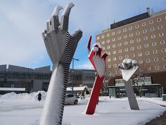 帯広駅前のモニュメント。穹を擴く（そらをひらく）