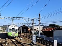 伊太祈曾駅に到着。
ここは車両倉庫があって、今回乗れなかった「たまミュージアム電車」や動物愛護ラッピングの車両も停まっていました。
ちなみに本社もここ。
窓口でもグッズ販売をしており、よんたまちゃんのお部屋もありました。
素敵なお仕事だなあ。
ここで働いている方たちは、前世でよほど良いことをしたのだろう。