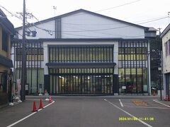 木曽町の図書館などが入っている、木曽町文化交流センターにやって来ました。

ここは元々福島宿の本陣が置かれていた場所だそうで、入口傍に小さな碑が建っていました。