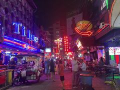 19時30分

ソイカウボーイ、
バンコクの夜の歓楽街の一つ、
ゴーゴーバーが立ち並ぶ。

露出度多めのお姉ちゃんが店先に、
雰囲気だけを味わって帰ります。