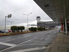 バスで空港まで送っていただき、