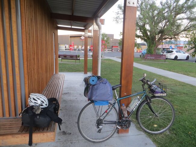 06:49<br />人が集まる前にテントをたたみ出発準備をします。