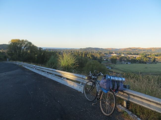 07:15<br />朝一番で峠を越えます。ワイロアの町を振り返ります。