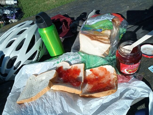 09:07<br />昨日手に入れた食パンとジャム。サイクリング定番の行動食です。
