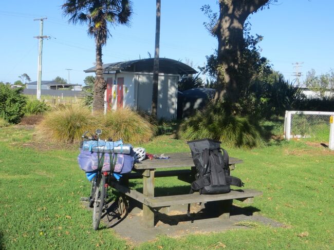 09:19<br />ロータリーの所にトイレとベンチがあったので、朝食休憩にします。