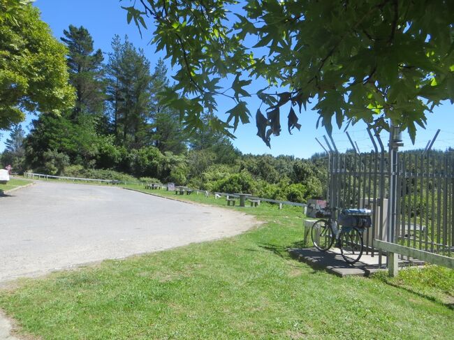 13:30<br />峠の頂上の休憩所。太陽光はすごいですが、乾燥しているのでさわやかです。