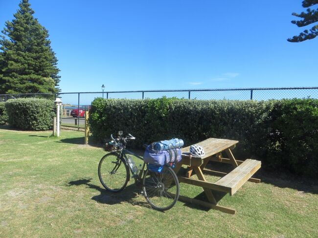 16:09<br />ワイカナエ・ビーチ TOP 10 ホリデー・パークに到着。電源なしで34.27ドルです。<br />ベンチがあって助かります。