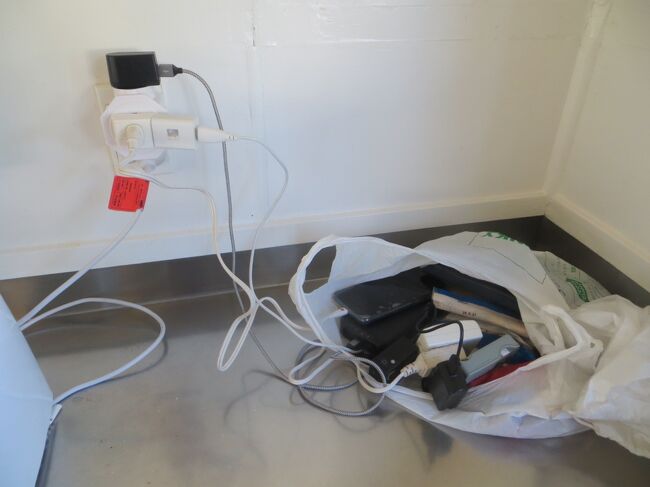 16:33<br />テントを張ってから充電します。6畳ぐらいのテレビ部屋にコンセントがあったので、いつものタコ足充電をします。