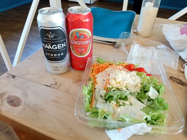 18:24<br />充電をしている間に町のスーパーに買い物に行って来ました。<br />サラダ：6.99ドル<br />ビール左：3.99ドル<br />ビール右：4.99ドル