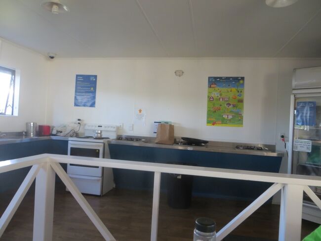 18:52<br />キッチンで一杯やりながら、洗濯機（5ドル）を回し、夕ご飯を作ります。