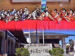 会館に入ると右手に福よせ雛が。