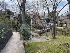 川沿いをしばらく歩いたところにある音無さくら緑地。
昔の石神井川の流れを活用した公園。
吊り橋もあります。