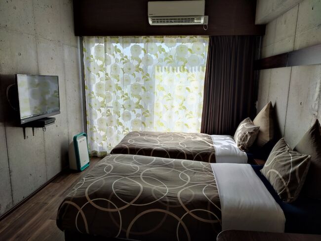 那覇の滞在は「コンドミニオマキシアネッソ」。<br />ゆいレール牧志駅から徒歩3分、国際通りからわき道に入ってすぐ。<br /><br />路線バスのバス停も至近にあり、交通至便。