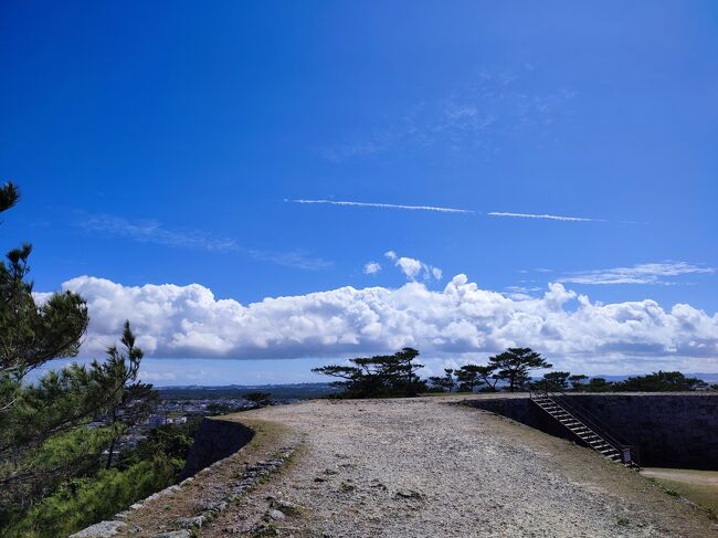 沖縄の青い海と青い空と城壁。<br /><br />護佐丸たちも見てたであろう光景。