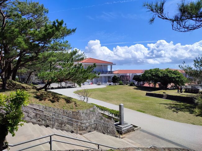 南側の正門（？）から外に出る。<br />左手に資料館。