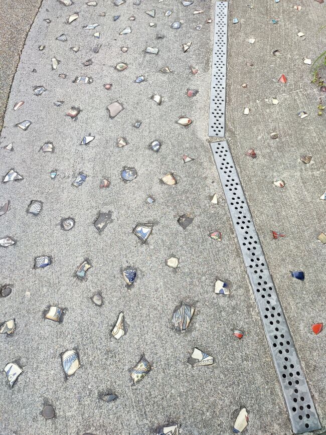 翌日の午前は牧志から近い「やちむん通り」へ。<br />やちむんは沖縄の陶器。<br /><br />途中の道路に陶器が埋められていた。