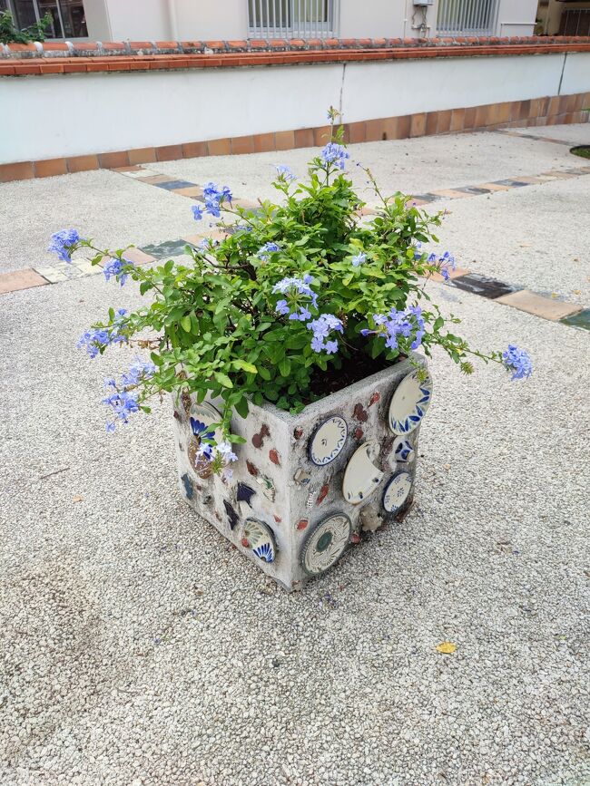 公共の場には陶器をアレンジした花生け。